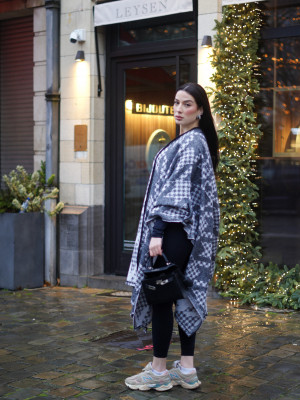 Elegant Cashmere Wool Floral Cape Elegant Cashmere Wool Floral Cape