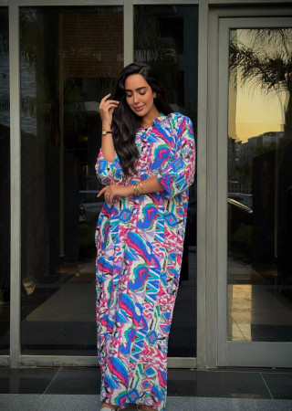 Long dress with a loose and comfortable design